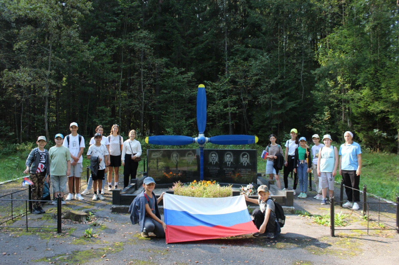 Поход к Мемориалу погибшим лётчикам.